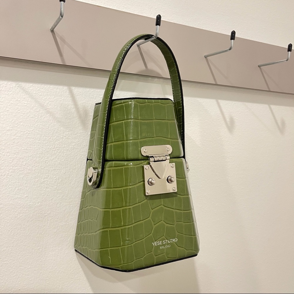 NWT. YESE STUDIO CRIS BAG GREEN